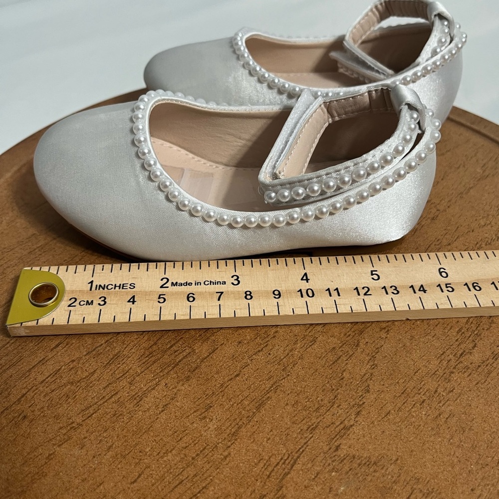Kailee P White Satin  Girls Dress Shoes with Pearl Trim Sz 7 - Picture 7 of 8